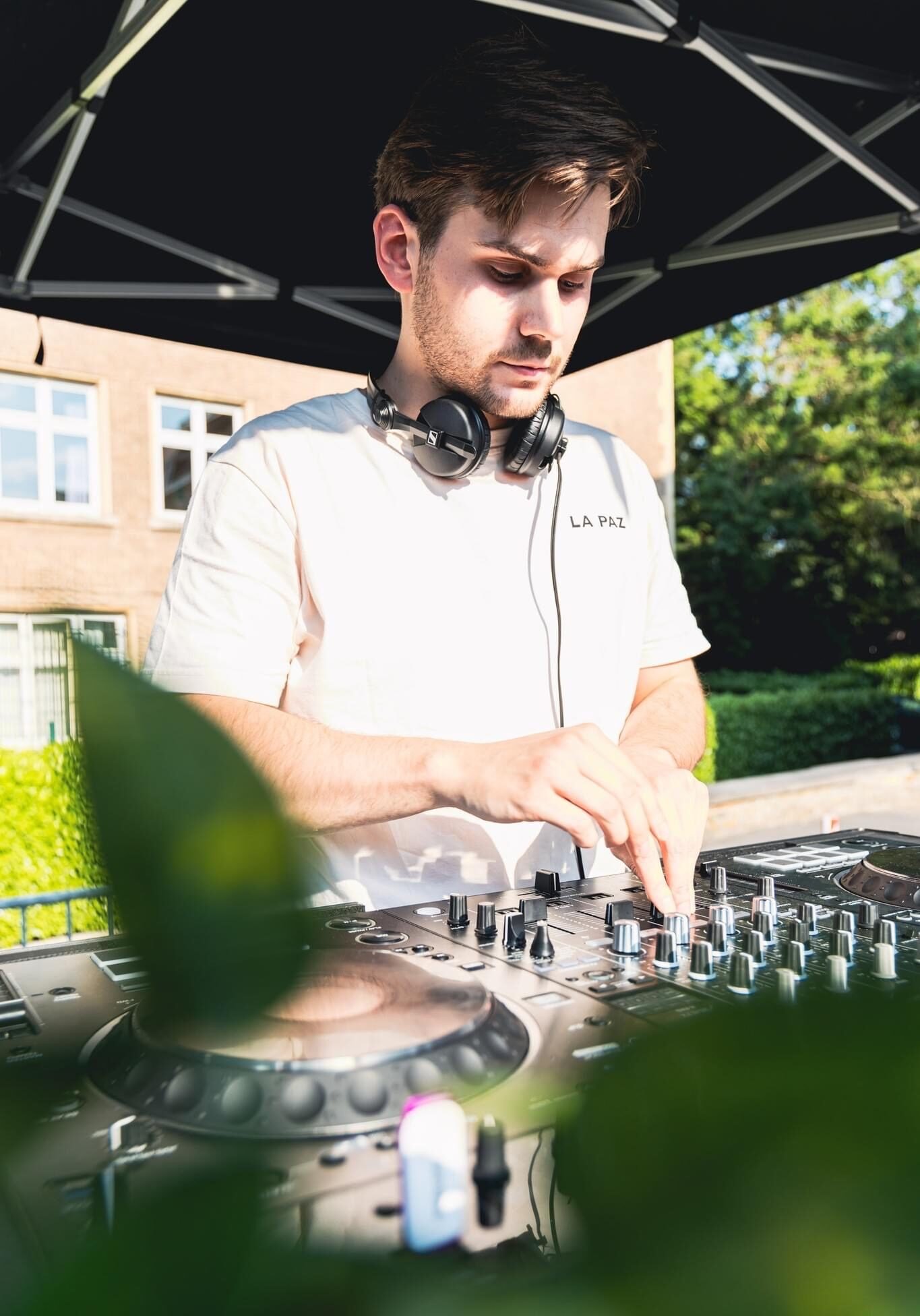 Décoration lumineuse avec spots LED sur batterie pour cocktail d'entreprise et networking à Bruxelles centre.