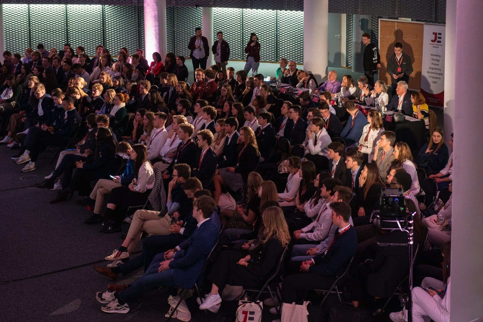 Location micro sans fil et enceintes pour conférence d'entreprise et séminaire à Wavre.